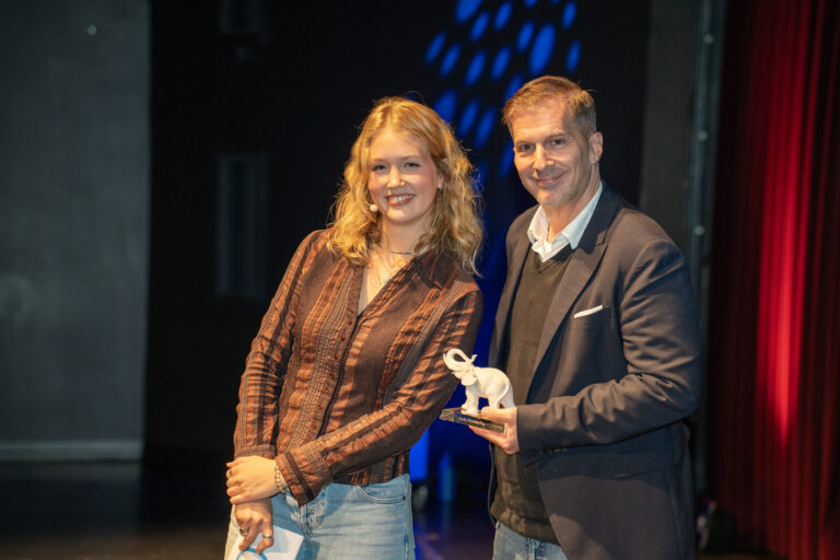 Moderatorin Nina Ploghaus mit Preisträger Christian Becker (RatPack)