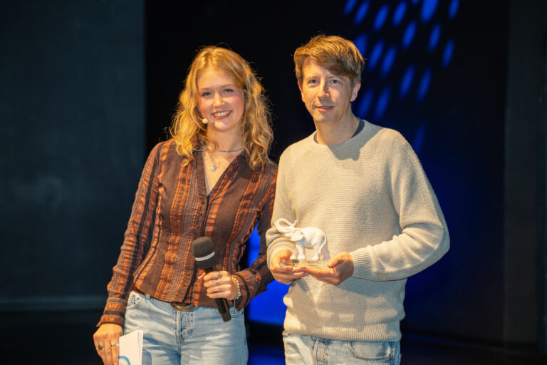 Moderatorin Nina Ploghaus mit Preisträger Christopher Zwickler (Flimmer)